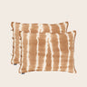 Juego de dos fundas de almohada de lino marrones tie-dye de Caravane, formato rectangular