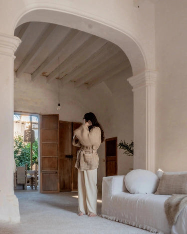 Kimono corto de cáñamo en tono natural, vista de espalda en un salón
