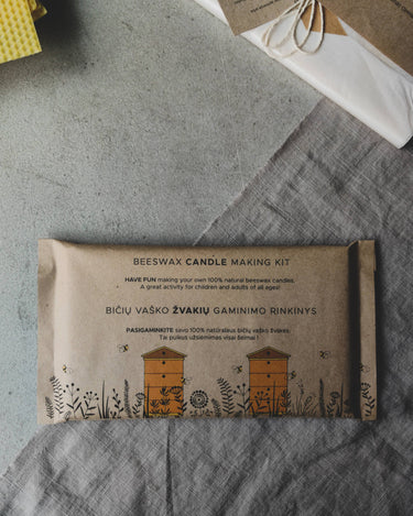 Kit para hacer velas Korys en su sobre de papel, con la etiqueta visible