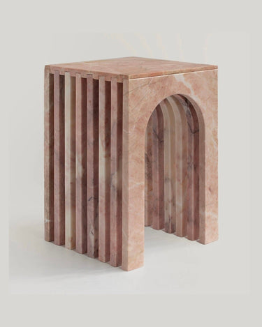 Mesa auxiliar de mármol rosa en ambiente