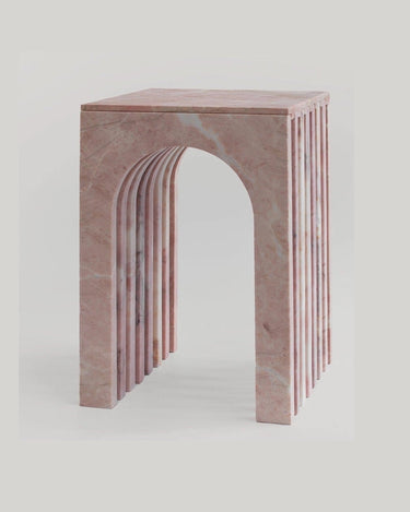 Detalle de mesa de mármol rosa