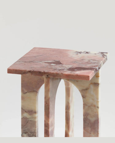 Detalle de estructura de mesa de mármol
