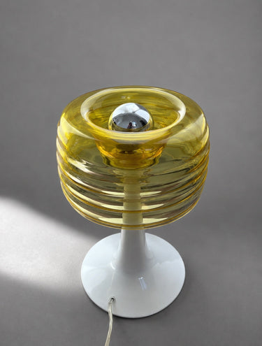 Lámpara de cristal ámbar sobre fondo gris