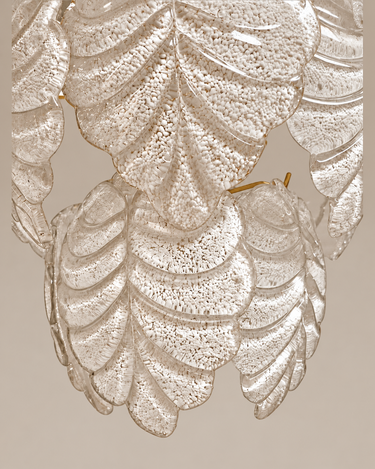 Detalle de las hojas de cristal de Murano de la araña vintage Mazzega, nervaduras y textura blanca