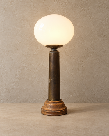 Lámparas art déco: vista de esta pieza vintage con el globo de opalina encendido