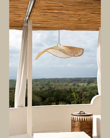 Suspension Chapeau Bazar Bizar dans un décor naturel