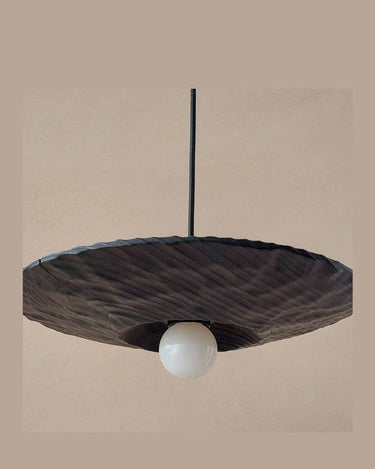 Detalle de lámpara colgante de madera escultórica