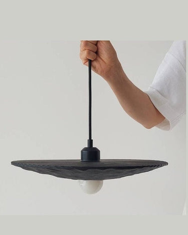 Lámpara colgante de madera con forma escultórica