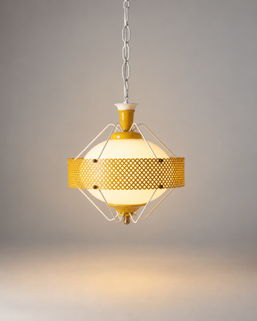 Lámpara colgante vintage de metal perforado al estilo de Mathieu Matégot iluminada