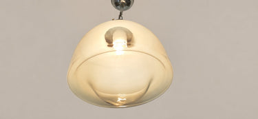Lámpara colgante vintage de vidrio opalino — vista inferior iluminada