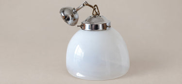 Lámpara colgante vintage de vidrio opalino — tulipa apagada con cadena