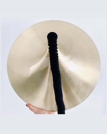 Détail de la lampe trompette en laiton