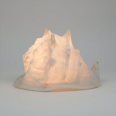 Lámpara de mesa de piedra arenisca con forma de concha