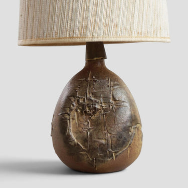 Photographie originale du relief abstrait et de l’émail brun et ocre de la lampe danoise