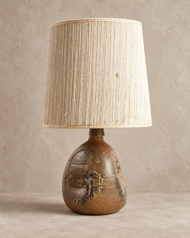 Lampe danoise vintage en céramique brune et ocre à relief abstrait et abat-jour écru, éteinte