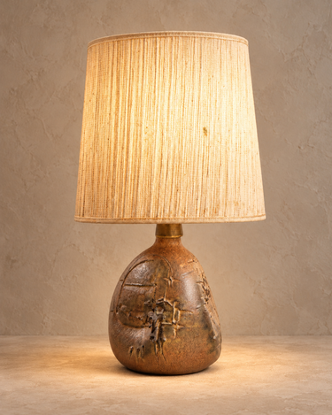 Vue illustrative retouchée de la lampe danoise vintage avec éclairage chaud simulé