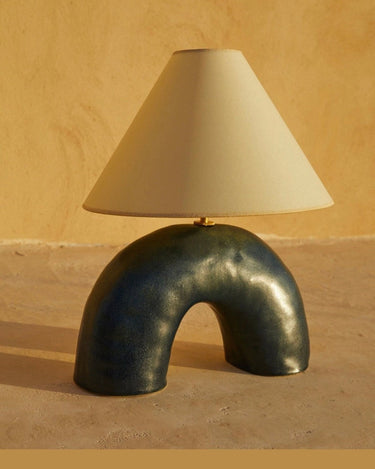 Lámpara de mesa de cerámica azul marino de Marta Bonilla