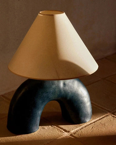 Detalle de lámpara de mesa de cerámica azul marino de Marta Bonilla