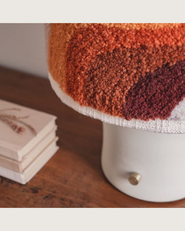 Lámpara de mesa de cerámica con pantalla en tonos tierra y rojos de âme philo, detalle de la pantalla y el regulador