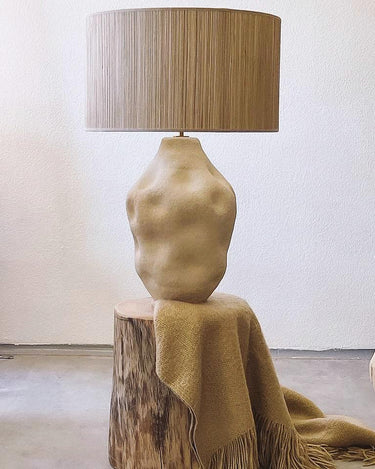 Lámpara de cerámica orgánica de Mónica Carro con pantalla de cuerda beige