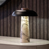 Lámpara de mesa de mármol blanco y hierro negro mate de Vical