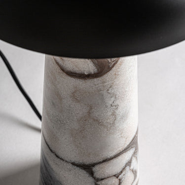 Lámpara de mesa de mármol blanco y hierro negro mate de Vical, imagen 4