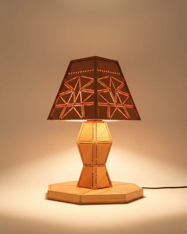 Lámpara vintage de marquetería de paja encendida