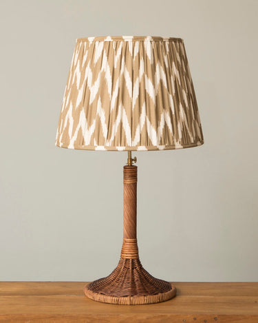 Lámpara de Mahe Homeware: base con pantalla textil de ejemplo no incluida.
