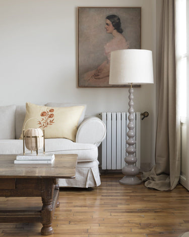 Lámpara de Mahe Homeware: lámpara sobre libros en una mesa de centro delante de un sofá.