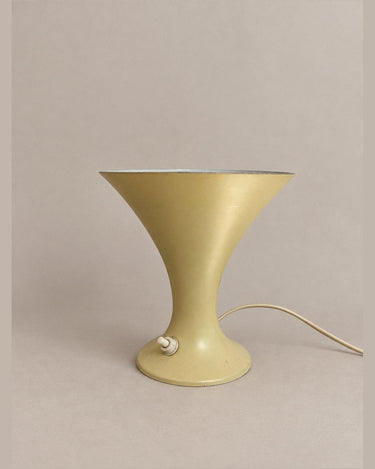 Lámpara de mesa vintage cónica en metal crema — silueta cónica y acabado crema