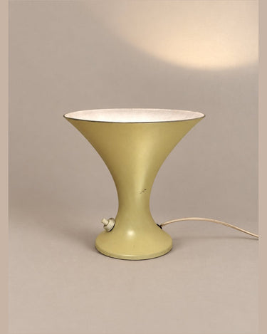 Lámpara de mesa vintage cónica en metal crema — vista de conjunto del reflector y la base