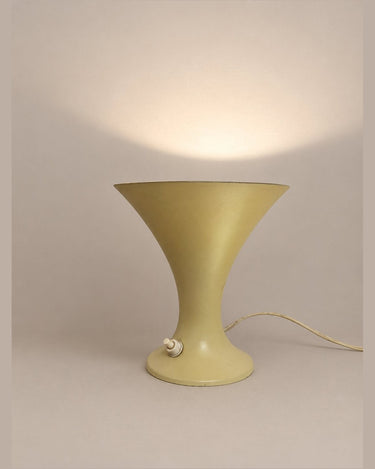 Lámpara de mesa vintage cónica en metal crema — perfil del cuerpo cónico