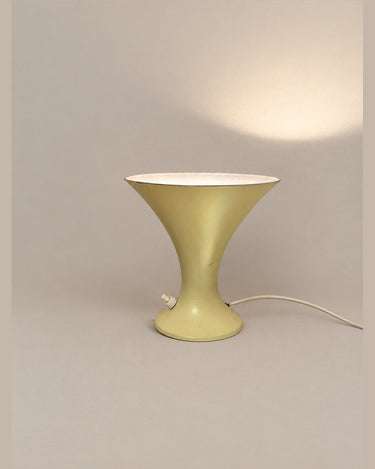 Lámpara de mesa vintage cónica en metal crema — vista frontal con cable