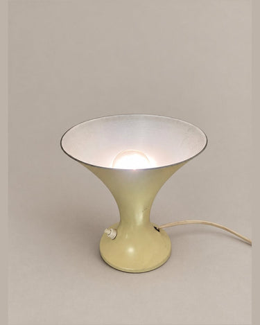 Lámpara de mesa vintage cónica en metal crema — interior del reflector iluminado