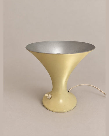 Lámpara de mesa vintage cónica en metal crema — interior del reflector apagado