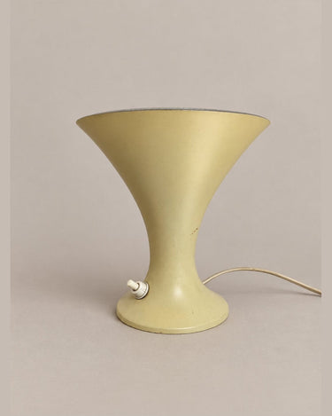 Lámpara de mesa vintage cónica en metal crema — perfil de la lámpara apagada