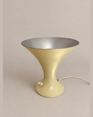 Lámpara de mesa vintage cónica en metal crema — vista elevada del reflector
