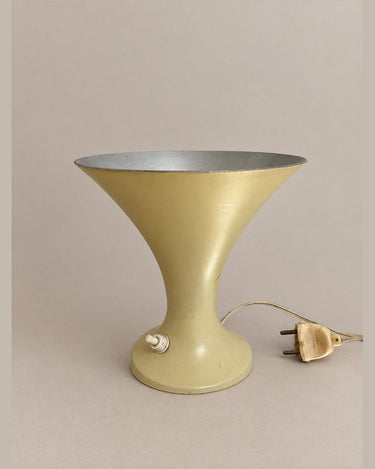 Lámpara de mesa vintage cónica en metal crema — vista oblicua de la base circular