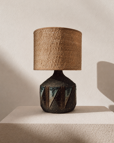 Lámpara de mesa vintage de cerámica sueca con pantalla de ratán natural