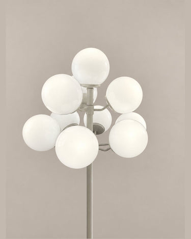 Conjunto de globos blancos de la lámpara encendidos.