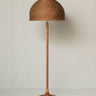 Lámpara de pie de ratán de Mahe Homeware: lámpara de pie marrón con pantalla de ambientación (no incluida).