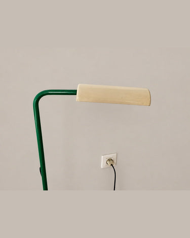 Lámpara de pie vintage verde con pantalla blanca — detalle del codo y pantalla horizontal