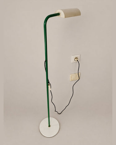 Lámpara de pie vintage verde con pantalla blanca — vista completa en diagonal