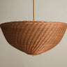 Lámpara de techo de ratán marrón de Mahe Homeware: lámpara con cuerpo semiesférico abierto hacia arriba y varilla dorada.