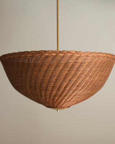 Lámpara de techo de ratán marrón de Mahe Homeware: lámpara con cuerpo semiesférico abierto hacia arriba y varilla dorada.