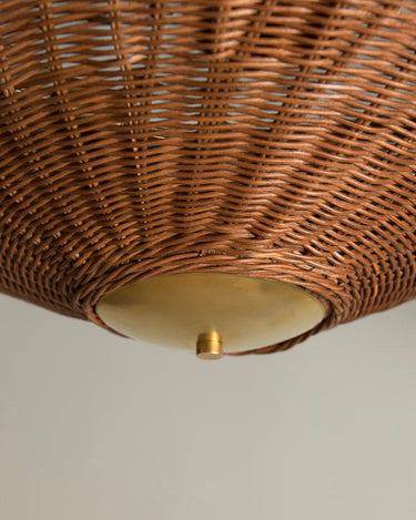 Lámpara de Mahe Homeware: detalle inferior del tejido y disco dorado.