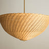 Lámpara de techo de ratán natural de Mahe Homeware: lámpara natural de cuerpo semiesférico abierto hacia arriba.