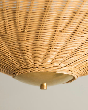 Lámpara de Mahe Homeware: detalle inferior de trama y disco dorado.