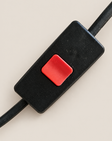 Lámpara de mesa Goymar negra tipo diábolo — interruptor negro con pulsador rojo