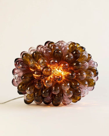 Lámpara de Atelier Léthé en vidrio ámbar, encendida
